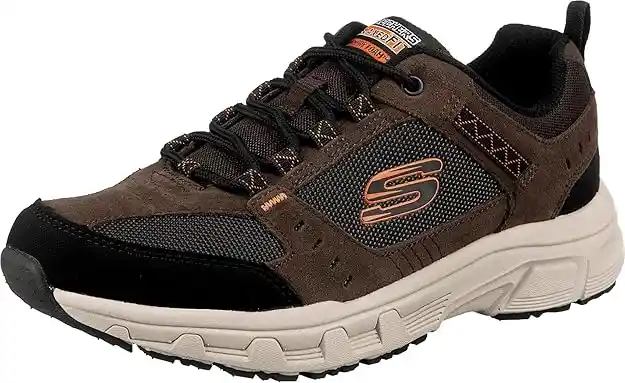 Zapatillas Skechers Relaxed Fit Oak Canyon para hombre, ideales para caminar y entrenar, con parte superior de gamuza deportiva, sintético y malla transpirable. Diseño con cordones, plantilla de espuma viscoelástica para mayor comodidad y media suela acolchada que ofrece amortiguación. Perfectas para actividades diarias, caminatas largas y estilo casual deportivo.